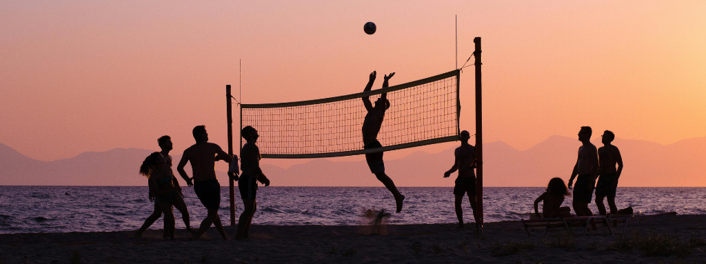 people playing beach vollyeball